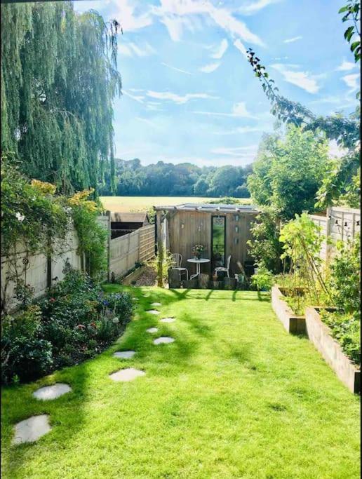 Unique Wooden Lodge With A View! London Ngoại thất bức ảnh