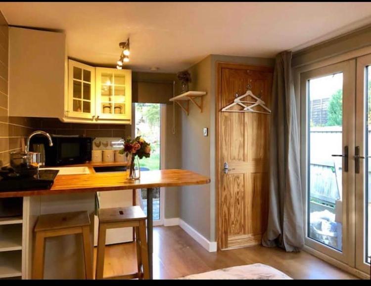 Unique Wooden Lodge With A View! London Ngoại thất bức ảnh
